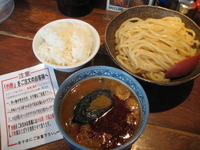 「灼熱(中)800円＋半ライス100円」@つけ麺専門店 三田製麺所 六本木店の写真