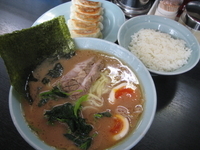 「半熟味玉ラーメン(並)700円」@横浜ラーメン 武蔵家 東名川崎店の写真