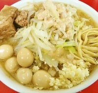 「少なめラーメン600円うずら100円ﾔｻｲﾆﾝﾆｸｱﾌﾞﾗ」@ラーメン二郎 茨城守谷店の写真