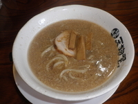 「黒天狗ラーメン（７００円）大油＋ライス（１００円）」@麺道楽天狗屋 燕三条本店の写真