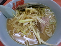 「醤油ラーメン￥５９０＋ネギ￥０（メルマガクーポン）」@ラーメン山岡家 春日部店の写真