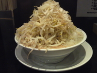 「塩ラーメン（野菜多め）600円，たまねぎ70円」@らーめん大 五反田店の写真