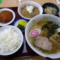 「醤油ラーメン４８０円＋Dセット３５０円＋メンチ１０５円」@まつせいの写真