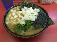 「ラーメン 630円 + タマネギ 30円」@王道家の写真