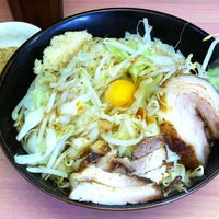 「まぜそば（麺少なめ、ニンニクカラメ）+魚粉」@魔人豚の写真