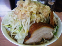 「ラーメン（ニンニク・ヤサイ・アブラ）700円」@魔人豚の写真