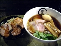 「極醤油ラーメン＋チャーシュー皿、950円＋350円」@らーめん愉悦処 鏡花の写真