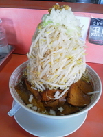 「獅子ふじ麺（中盛、ニンニク少なめ、豚３枚、麺硬め）＋ゆで野菜」@獅子王の写真
