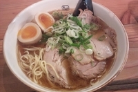 「醤油ラーメン　トッピング味玉＋叉焼」@麺や拓 堀江本店の写真