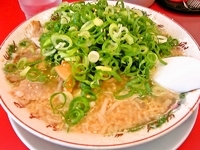 「みそラーメン（麺硬め・ネギ＆背脂多め）」@ラーメン魁力屋 草加店の写真