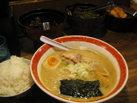「とんこつ(細麺)600円+ライス100円」@みぞのくち野郎の写真