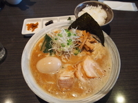 「魚ダシらーめん　しょうゆ（大盛）+味付玉子+ライス（漬物付）」@ぶっこ麺らーめんの写真