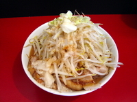 「豚ラーメン 850円 （ヤサイ、アブラ）」@用心棒 本号の写真