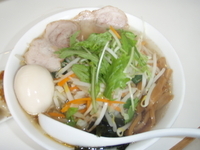 「野菜ラーメン塩味手打ち麺（トッピング味たまご）、ぎょうざ」@らーめん榎穏の写真