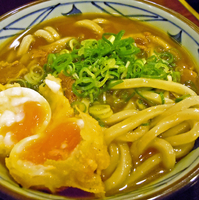 「カレーうどん（大）　４８０円　＋　茹で玉子の天婦羅　１００円」@丸亀製麺 新宿御苑前店の写真