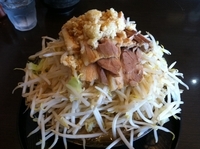 「ラーメン300（麺300ｇ、豚50ｇ、野菜700ｇ）」@男は黙って前を行け！の写真