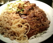 「牛ステーキ脂そば1200円」@背脂醤油 のあの写真