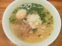 「鶏清湯スープ　味玉塩らあめん（硬め）」@らーめんや なかじゅう亭 高崎市通町本店の写真