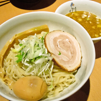「塩つけ麺￥８８０　＋　大人の燻製玉子（クーポン）」@塩逸品 五代目けいすけ 本店の写真