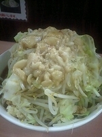 「ラーメン（７００円）全マシ」@魔人豚の写真