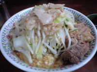 「ぶた小ラーメン（800円）＋生たまご（50円）」@ラーメン二郎 めじろ台法政大学前店の写真