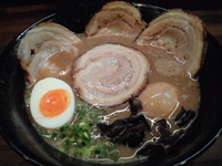 「とんこつ（680円）＋チャーシュー（200円）＋味玉（100」@とんこつ屋 秀虎の写真