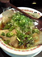 「京都濃厚醤油ラーメン￥580」@よってこや 新宿南口店の写真