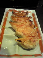 「餃子（5個）￥300」@よってこや 新宿南口店の写真