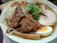 「全部のせ（850円）＋豚なんこつ二個（100円）」@飛騨高山中華そば やまとの写真