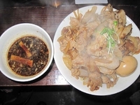 「肉盛りつけ麺・並　780円＋無料味玉＋肉ちょい増し」@魁 肉盛りつけ麺 六代目けいすけの写真