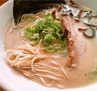 「博多豚骨らぁめん+替玉+ひとくち餃子」@豚真拉麺 一休 東店の写真