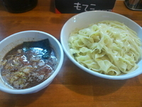 「つけ麺（醤油）特盛り  850円 ひらひら麺ハーフ＆ハーフ」@自家製麺 ラーメン慶の写真