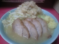 「チャーシュー普通(ﾔｻｲﾆﾝﾆｸ,ｱﾌﾞﾗﾊﾏｼﾏｼ)」@ラーメン二郎 歌舞伎町店の写真