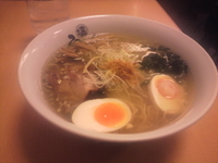「塩玉ラーメン850円」@塩専門 ひるがお 東京駅店の写真
