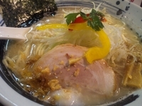 「函館熟成塩らーめん大盛(ｸ-ﾎﾟﾝ使用)￥６５０」@北海豚骨麺屋 銀鈴の写真