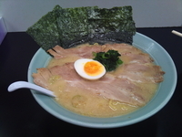「豚骨醤油ラーメン＋チャーシュー」@横浜ラーメン ながせ家の写真