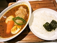 「骨付きチキンのスープカレーランチ（15辛）980円」@カレー食堂 心 さいたま新都心店の写真