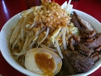 「らーめん（中）700円+ 豚250円 （ヤサイ・ニンニク）」@モッコリ豚の写真