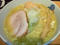 「塩らーめん 白湯（大人の燻製玉子入り）大盛」@塩逸品 五代目けいすけ 本店の写真