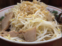 「ラーメン（大盛サービス）ヤサイニンニクカラメ　タマネギ少な目」@ら〜めん ぽっぽっ屋 本店の写真