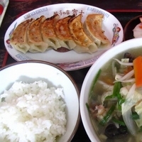 「餃子（６個）３７０円＋タンメン」@富士食堂の写真