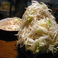 「ラーメン（大）800円（ヤサイマシマシ・ニンニク少し）」@クローバーの写真