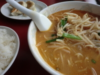 「みそラーメン￥３００＋ライス￥２１０＋Ｓ餃子￥１００」@萬来 杉戸南店の写真