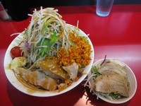 「豚冷やし中華（やさい、にんにく、辛揚) 　８５０円」@千里眼の写真