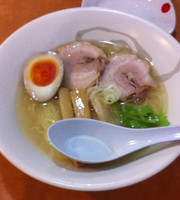 「塩らぁめん」@爆じゅう餃子 餃点の写真