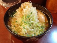 「ネギとんこつ（800円）＋味付け玉子（100円）」@仁楽の写真