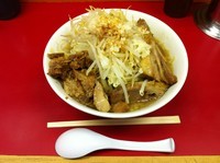 「ラーメン並+子豚（麺少なめ、ヤサイ、ニンニク、カラメ）」@モッコリ豚の写真