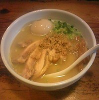 「白鶏らーめん＋半熟味付け玉子＋鶏チャーシュー」@鶏の穴の写真