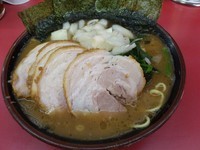 「ラーメン630円 + タマネギ30円 + 豚バラ20円×5枚」@王道家の写真