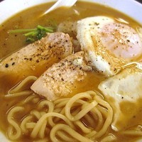 「鶏麺 しょう油+目玉焼　830円」@鶏麺屋 どーちの写真